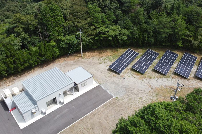 長崎県長崎市<br />
太陽光発電：49.6kW<br />
蓄電池：64.4kWh<br />
水素発生量：5N㎥/h<br />
圧縮能力：4N㎥/h<br />
